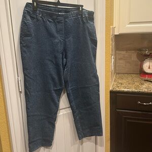 Pull on jeans with front and back pockets. Paisley print.